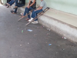 Povo mal educado + falta de manutenção = Entrada do Pronto Socorro em petição de miséria sujeira ps-d
